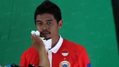 Bambang Pamungkas saat bersiap untuk syuting bersama Indosiar usai latihan bersama Persija Jakarta di Lapangan Villa 2000, Pamulang, Tangerang Selatan, Senin (25/4/2016). (Bola.com/Nicklas Hanoatubun)