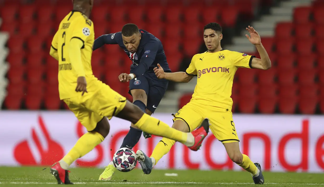 Penyerang PSG, Kylian Mbappe (tengah) menendang bola dari kawalan dua pemain PSG, Achraf Hakimi dan Dan-Axel Zagadou pada pertandingan leg kedua babak 16 besar Liga Champions di stadion Parc des Princes, Paris, Prancis (12/3/2020). PSG menang 2-0 atas Dortmund. (UEFA via AP)