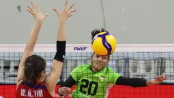 Pemain Timnas voli putri Indonesia, Junaida Santi (depan) melepaskan spike yang gagal dibendung pemain Hong Kong, Yim Wing Ni pada laga perebutan tempat ketujuh AVC Challenge Cup 2024 di Rizal Memorial Coliseum, Manila, Filipina, Rabu (29/5/2024). Indonesia menang 3-0 (25-15, 25-19, 25-20). (Asian Volleyball Confederation)