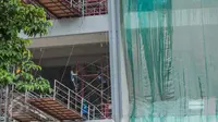 Pekerja menyelesaikan pembangunan Stadion Utama GBK yang direnovasi di kompleks Gelora Bung Karno, Senayan, Jakarta, Selasa (31/1). (Liputan6.com/Gempur M Surya)