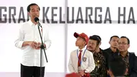 Presiden Jokowi menyerahkan PKH dan KIP di Lapangan Syech Yusuf, Gowa, Sulawesi Selatan, Kamis (15/2/2018). (Liputan6.com/Fauzan)