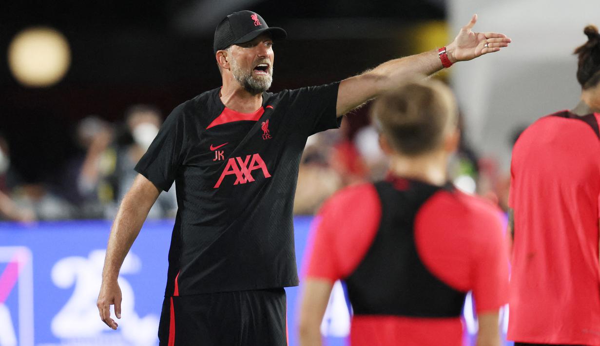 Pelatih Liverpool, Jurgen Klopp, memberikan arahan kepada anak asuhnya saat sesi latihan jelang laga melawan Manchester United. (AFP/Jack Taylor)