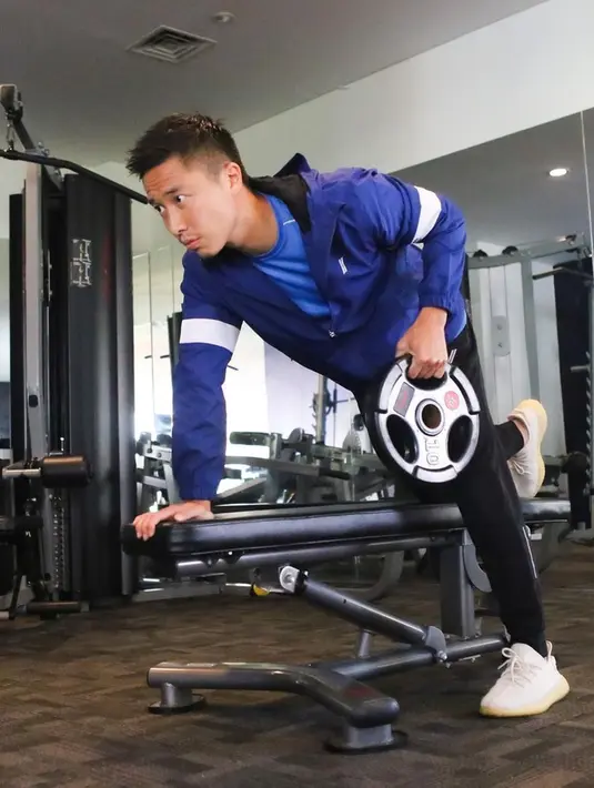 Saat tidak berlatih bersama tim, seringkali Arthur Irawan menghabiskan waktu dengan berlatih mandiri di gym. Keseriusannya menjaga stamina dan fisik ini membuat kondisi tubuh Arthur selalu prima meskipun tidak bertanding di lapangan. (Liputan6.com/IG/@arthurirawan)