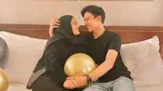 Ini adalah momen ulang tahun Dinda Hauw dan Rey Mbayang pada tahun 2020. Ultah tahun 2020 ini menjadi momen manis tersendiri lantaran keduanya baru saja resmi menikah. Saling memberi kejutan dan rayakan ulang tahun bersama orang tersayang, kehangatan keluarga ini sangat terasa. Meski menikah lewat jalur taaruf, bintang film Cinta Subuh ini seperti sudah saling mengenal lama di momen ultah tahun 2020 ini. (Liputan6.com/IG/@dindahw)