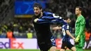 Di akhir babak kedua, pada menit ke-90+3, Francesco Acerbi mencetak gol dan memaksa laga berlanjut ke babak tambahan waktu. (PIERO CRUCIATTI/AFP)