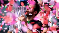 Petenis Argentina Juan Martin Del Potro menjuaran Indian Wells usai mengalahkan Roger Federer pada laga final di Indian Wells Tennis Garden, Senin (19/3/2018) pagi WIB. (Harry How / GETTY IMAGES NORTH AMERICA / AFP)