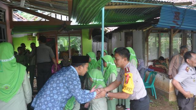 Kapolres Wonosobo, AKBP Abdul Waras hadir di rumah duka untuk mengucapkan bela sungkawa. (Foto: Liputan6.com/Polres Wonosobo/Muhamad Ridlo)