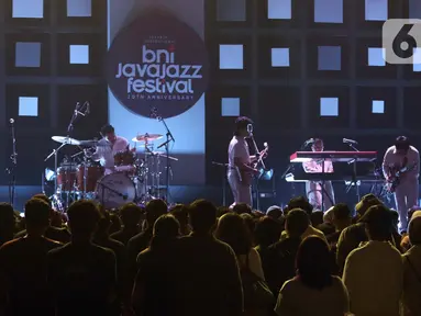 The Lantis tampil membawakan lagu pada acara Jakarta International BNI Java Jazz Festival (JJF) 2025 di Jakarta International Expo (JIExpo) Kemayoran, Jakarta, Minggu (1/6/2025). (Liputan6.com/Herman Zakharia)