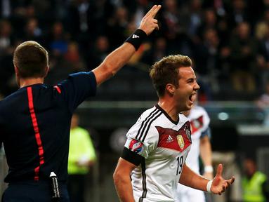 Pemain Jerman, Mario Goetze, merayakan gol yang dicetaknya ke gawang Polandia dalam Kualifikasi Piala Eropa 2016 di Frankfurt, Jerman. (4/9/2015). (Reuters/Kai Pfaffenbach)