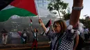 Suasana unjuk rasa warga Palestina memprotes kebijakan Presiden AS, Donald Trump soal Yerusalem sebagai ibu kota Israel di luar Kedubes AS di Santiago, Chile, (11/12). (AP Photo / Luis Hidalgo)