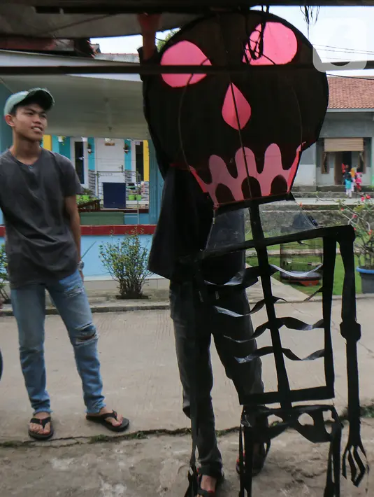 Perajin menyusun layang-layang Koang di Bedahan, Depok, Jawa Barat, Senin (20/7/2020). Layangan koang berbahan rangka bambu, plastik, dan kain dijual dengan kisaran harga Rp50 ribu hingga Rp100 ribu. (Liputan6.com/Fery Pradolo)