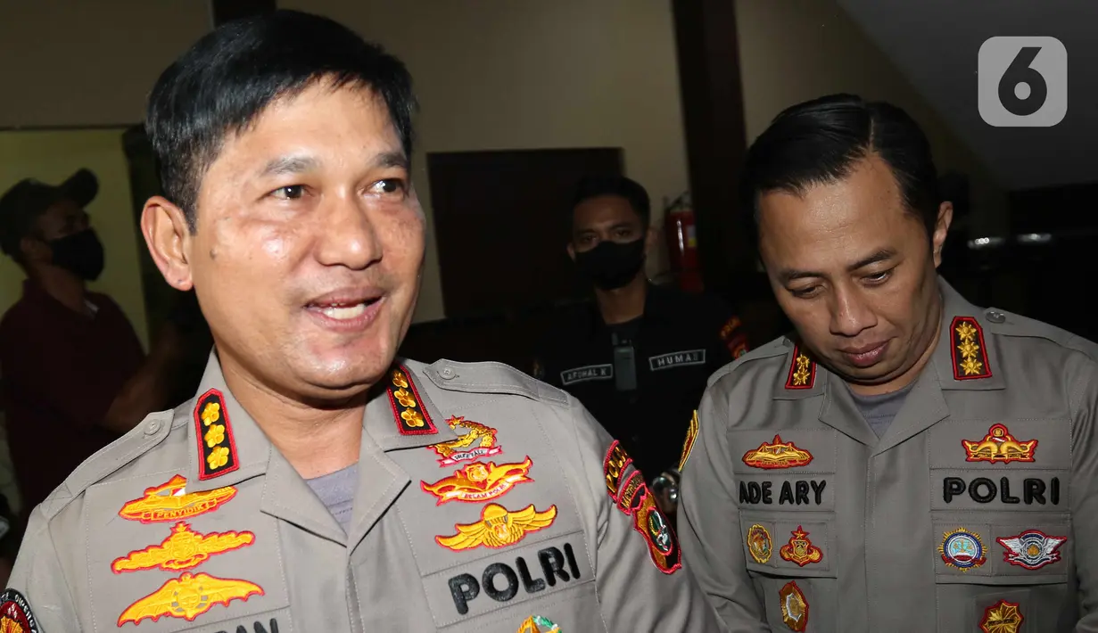Kadiv Humas Polda Metro Jaya Kombes Pol E Zulpan saat menyampaikan keterangan saat jumpa pers terkait kasus kekerasan dalam rumah tangga (KDRT) yang dilakukan oleh artis Rizky Billar di Polres Metro Jakarta Selatan, Rabu (12/10/2022). Polres Metro Jakarta Selatan resmi menaikkan status Rizky Billar dari saksi menjadi tersangka dalam kasus KDRT yang dilakukan terhadap Lesti Kejora. (Liputan6.com/Herman Zakharia)