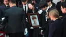 Para personel SHINee dikabarkan masih terpukul dengan kepergian Jonghyun. (JUNG Yeon-Je/AFP)