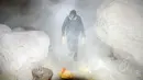 Aktivitas penambang sulfur menjadi daya tersendiri bagi para wisatawan yang berkunjung ke kawasan kawah Gunung Ijen, Jawa Timur, (20/10/2014). (Liputan6.com/Helmi Fithriansyah)