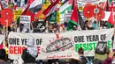 Orang-orang berdemonstrasi untuk memperingati satu tahun perang antara Hamas dan Israel di Los Angeles, pada 5 Oktober 2024. (RINGO CHIU/AFP)