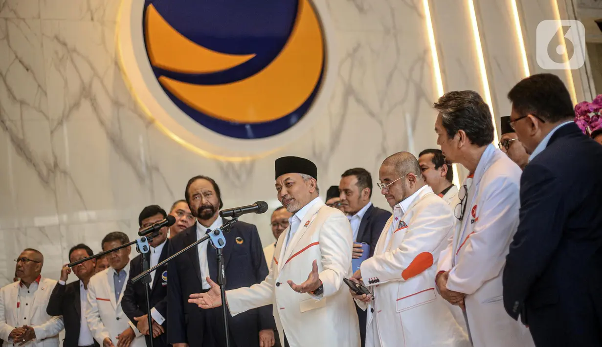 Presiden PKS Ahmad Syaikhu (tengah) didampingi Ketua Umum Partai Nasdem Surya Paloh (tengah kiri) saat menyampaikan keterangan pers usai pertemuan di Nasdem Tower, Jakarta, Rabu (22/6/2022). Petinggi PKS mengunjungi Ketua Umum Partai Nasdem Surya Paloh untuk menjajaki koalisi guna memenuhi persyaratan ambang batas pencalonan presiden atau presidential threshold 20 persen. (Liputan6.com/Faizal Fanani)