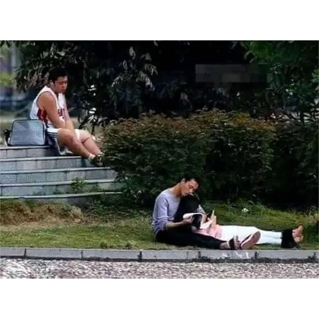 7 Potret Sedih Orang Jomblo di Antara Pasangan Kekasih Ini Bikin Nangis