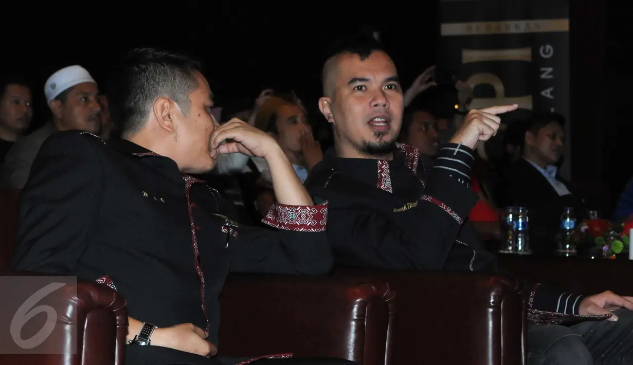 Musisi Ahmad Dhani (kanan) berbincang dengan CEO Kopi Pak Belalang Zaini Hassan saat di Jakarta, Kamis (24/3).Dalam peluncuran perdananya di indonesia kopi pak belalang menggaet musisi ternama ahmad dani. (Liputan6.com/Helmi Afandi)