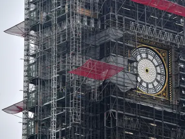 Kondisi jam Big Ben yang tidak ada jarumnya karena sedang dilakukan perbaikan dan pembersihan di London, Inggris (12/4). Kegiatan perbaikan dan pembersihan tersebut menjadi bagian dari renovasi besar menara Big Ben. (AFP Photo/Ben Stansall)