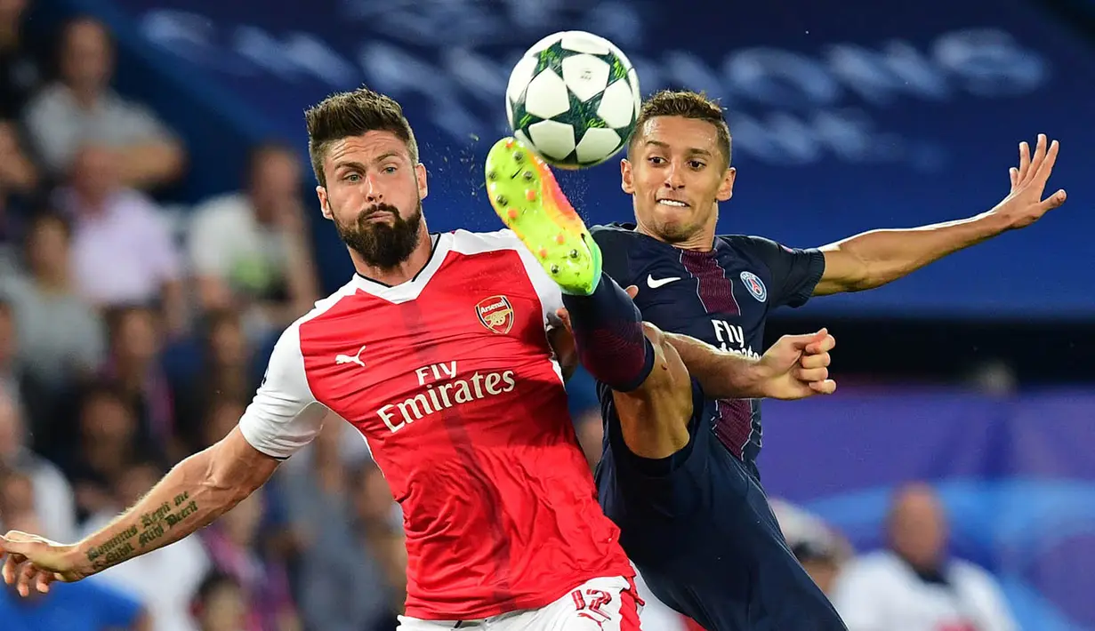 Striker Arsenal, Olivier Giroud, berebut bola dengan bek PSG, Marquinhos. Tertinggal membuat Arsene Wenger memasukan bombernya ini pada menit ke-63. (AFP/Franck Fife)