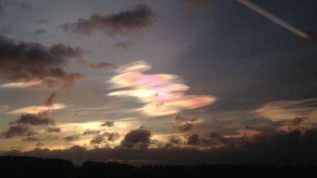 Awan Pelangi Cantik Mirip Aurora Borealis Di Langit Inggris