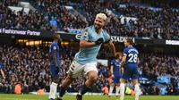 Perayaan gol kedua Aguero yang menjadi bintang pada laga lanjutan Premier League yang berlangsung di stadion Etihad, Manchester, Minggu (10/2). Manchester City menang 6-0 atas Chelsea. (AFP/Oli Scarff)