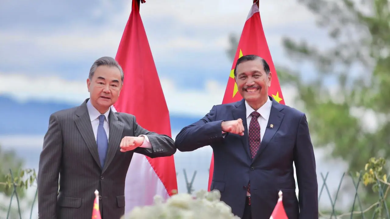 Menteri Koordinator Bidang Kemaritiman dan Investasi, Luhut Binsar Pandjaitan menerima kunjungan dari Menteri Luar Negeri Republik Rakyat Tiongkok (RRT) Wang Yi di Parapat, Sumatera Utara