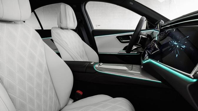 Material mewah menyelimuti seluruh elemen kabin E-Class baru, konsol tengah yang begitu apik, turut mempertegas kesan mewah yang diusungnya.  (Sumber: caranddriver.com)