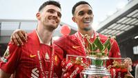 Bek Liverpool asal Skotlandia bernomor punggung 26, Andrew Robertson (kiri), dan bek Liverpool asal Inggris bernomor punggung 66, Trent Alexander-Arnold, merayakan kemenangan dengan trofi Liga Inggris di akhir pertandingan Liga Inggris antara Liverpool dan Crystal Palace di Anfield, Liverpool, barat laut Inggris pada 25 Mei 2025. Liverpool menyamakan kedudukan menjadi 1-1 melawan Crystal Palace. (Paul ELLIS/AFP)