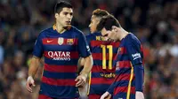 Penyerang Barcelona, Luis Suarez, Neymar dan Lionel Messi tertenduk lesu usai pertandingan melawan Valencia di Camp Nou stadium, Spanyol (18/4). Valencia menang atas Barcelona dengan skor 2-1. (REUTERS / Albert Gea)