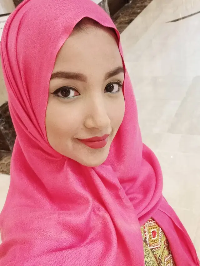 6 Pesona Tsania Marwa Tampil Berhijab, Curi Perhatian