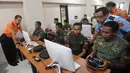 Kepala Basarnas Marsekal Muda TNI Muhammad Syaugi (kiri) menyaksikan pelatihan drone bagi prajurit TNI di PT Farmindo Inovasi Teknologi di Bogor, Jawa Barat, (19/4). Pabrik ini diresmikan sebagai pabrik drone pertama di Indonesia. (Merdeka.com/ArieBasuki)