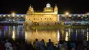 Pemandangan Kuil Emas di Amritsar saat acara peringatan ulang tahun ke 397 Guru Sikh Kesembilan, India (5/4). Mereka memperingati ulang tahun Guru Kesembilan atau Guru Tegh Bahadur. (AFP/Narinder Nanu)