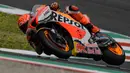 Perfoma Marquez memang mengalami penurunan drastis usai kecelakaan di MotoGP Jerez 2022. Saat itu, ia terjatuh di tikungan ke-3 dan terperosok ke gravel. Tubuhnya terpental ke udara hingga tulang lengan kanan - antara siku dan bahu - mengalami patah. Akibatnya, Marquez diharuskan istirahat hampir semusim penuh. (AFP/Filippo Monteforte)