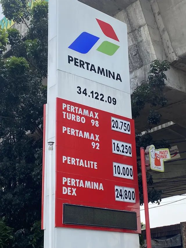Antrean kendaraan mengular hingga ke badan jalan di SPBU Mencong, Tangerang, Rabu (10/6/2026). (Liputan6.com/Christian)