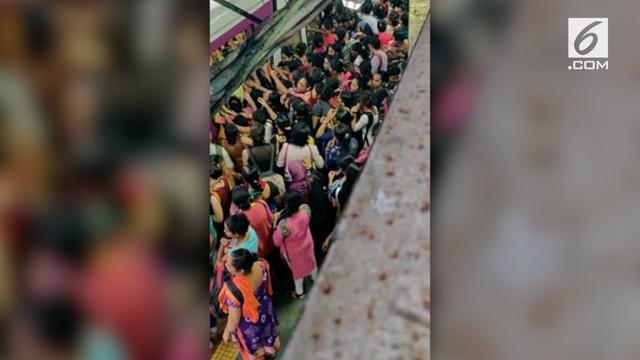 Sebuah video menunjukkan bagaimana perjuangan para wanita untuk masuk ke dalam kereta api di stasiun Mumbai, India.