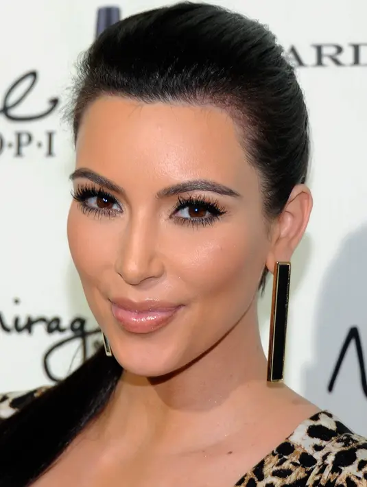 Dibanjiri ucapan selamat di hari ulang tahun, namun Kim seakan masih dipagari oleh ketakutan. Tak sepenuh hati merayakan ulang tahunnya kali ini, Kim tetap berusaha pergi dan sekedar makan malam bersama teman dan keluarganya. (AFP/Bintang.com)