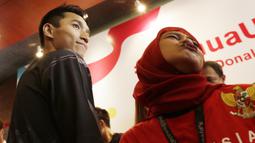 Peraih emas bulutangkis, Jonatan Christie, foto bersama fans saat pemberian apresiasi di Sarinah, Jakarta, Rabu (5/9/2018). Peraih medali dari cabor bulutangkis dan wushu mendapat penghargaan berupa logam mulia. (Bola.com/M Iqbal Ichsan)