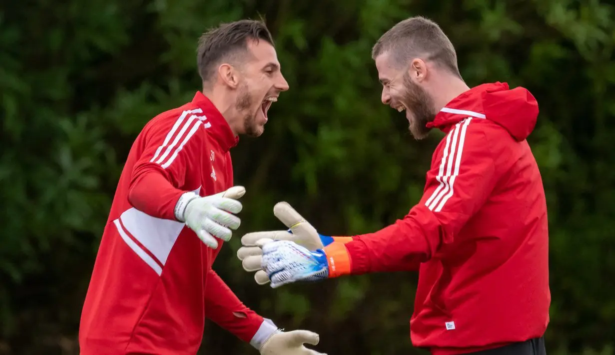Ekspresi Bahagia David De Gea dan Martin Dubravka terpancar dalam latihan tersebut. (Twitter/@ManUtd)