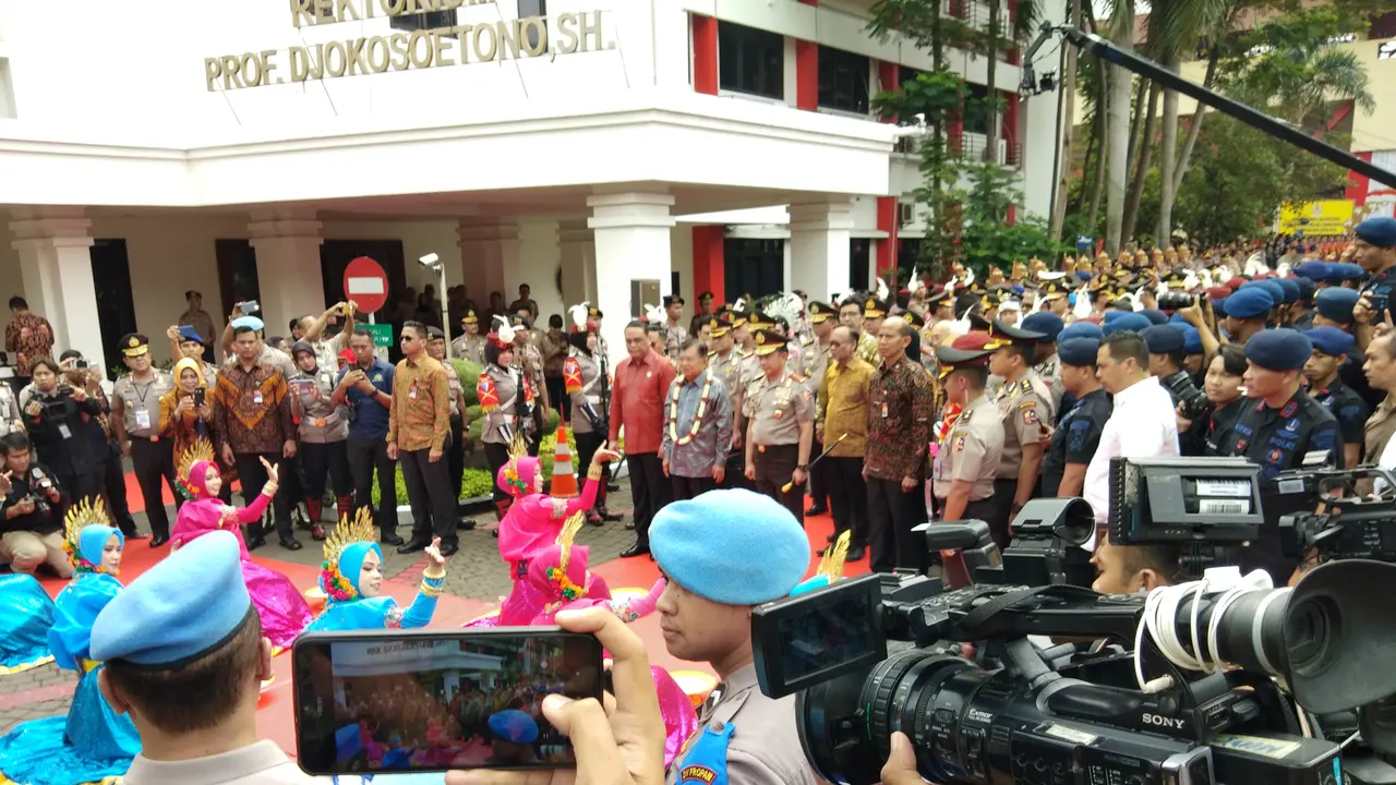 Polri memberikan penghargaan untuk Wapres Jusuf Kalla.