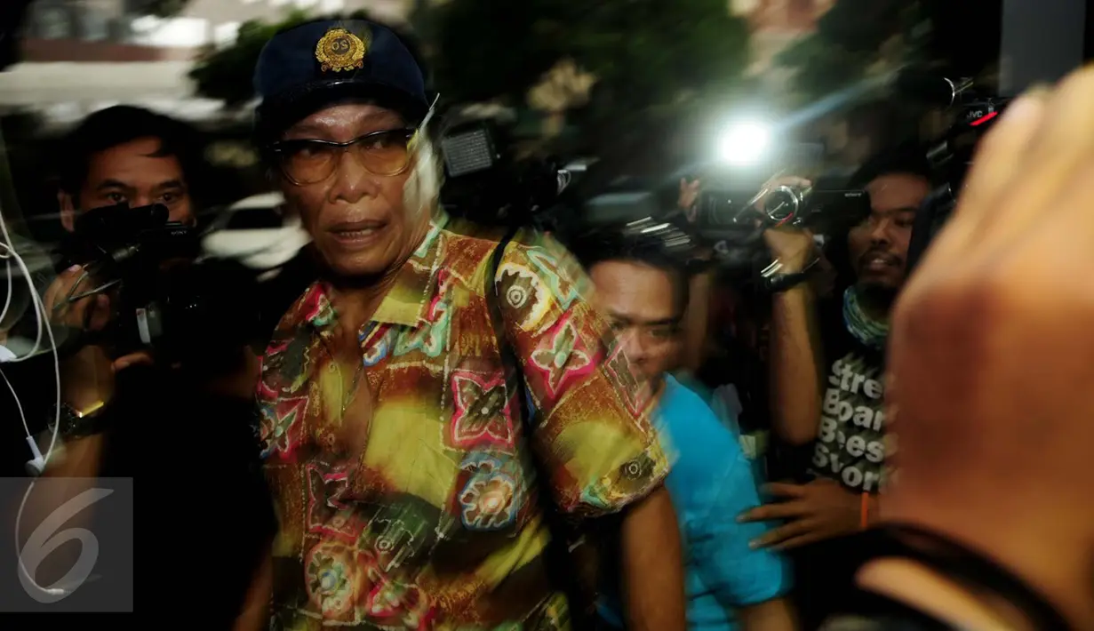 Toro Margens bergegas meninggalkan Resmob Polda Metro Jaya, Jakarta (4/10). Toro memenuhi panggilan untuk diperiksa dalam kasus kepemilikan senjata api ilegal Gatot Brajamusti. (Liputan6.com/Gempur M Surya)