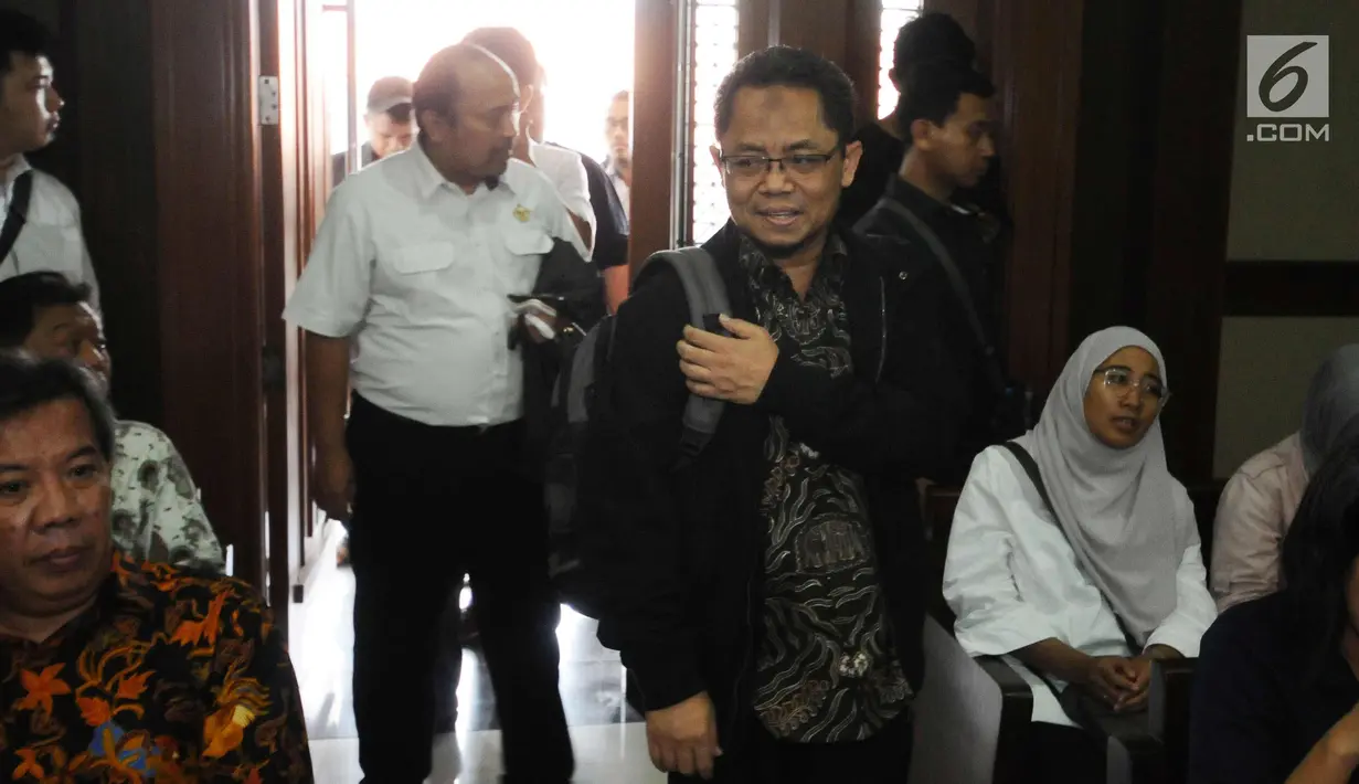 Terdakwa dugaan suap pemberian opini WTP pada laporan keuangan Kemendes PDTT, Rochmadi Saptogiri (tengah) jelang sidang putusan di Pengadilan Tipokor, Jakarta, Senin (5/3). Rochmadi divonis hukuman tujuh tahun penjara. (Liputan6.com/Helmi Fithriansyah)