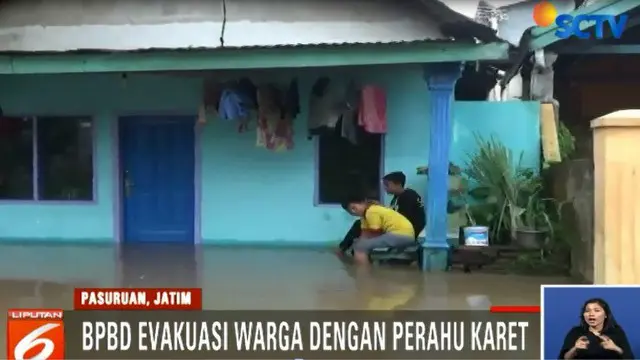 Badan Penanggulangan Bencana Daerah (BPBD) setempat mengevakuasi sejumlah warga yang terjebak banjir dengan menggunakan perahu karet.