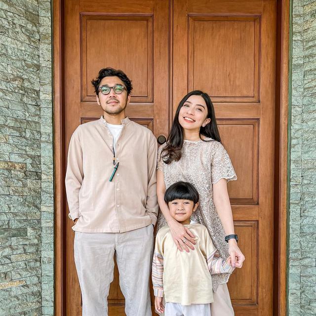 6 Potret Manis Ayu Hastari dan Suami Ini Jarang Tersorot, Sudah 6 Tahun Menikah