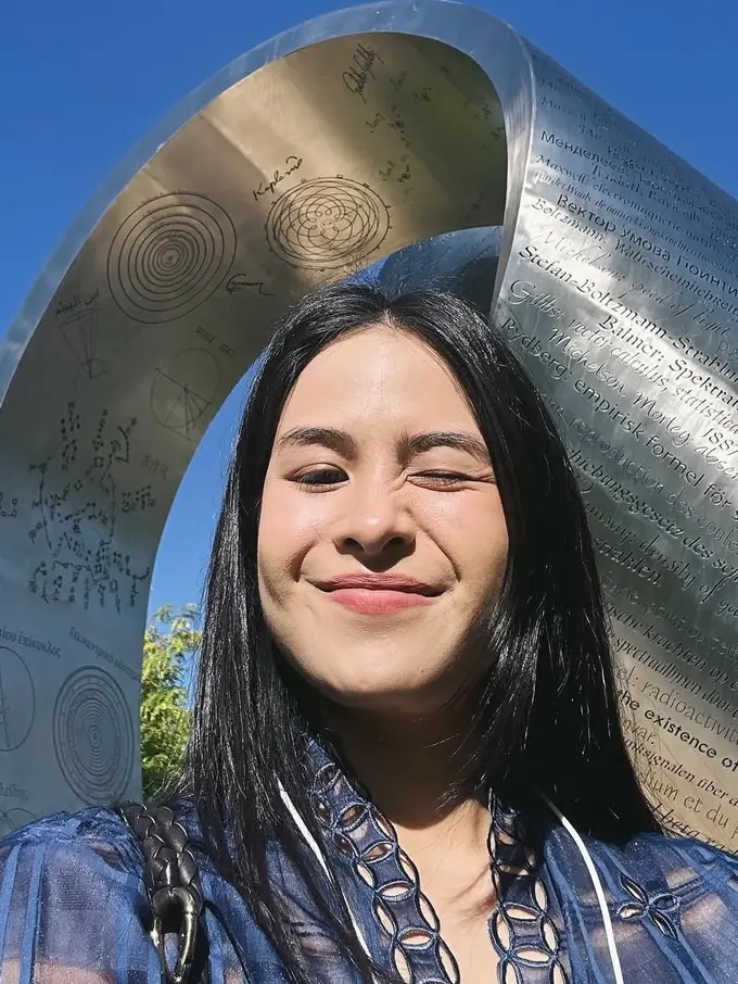 Maudy Ayunda Hadir di  World Economic Forum Young Global Leaders 2025. [@maudyayunda]