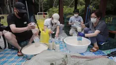 Para pembelot Korea Utara mengisi botol-botol plastik dengan beras dan masker untuk dikirim ke Korea Utara dengan balon, Seoul, Korea Selatan, Kamis (18/6/2020). Pembelot akan tetap mengirimkan propaganda ke Korea Utara di tengah situasi perbatasan yang memanas. (AP Photo/Ahn Young-joon)