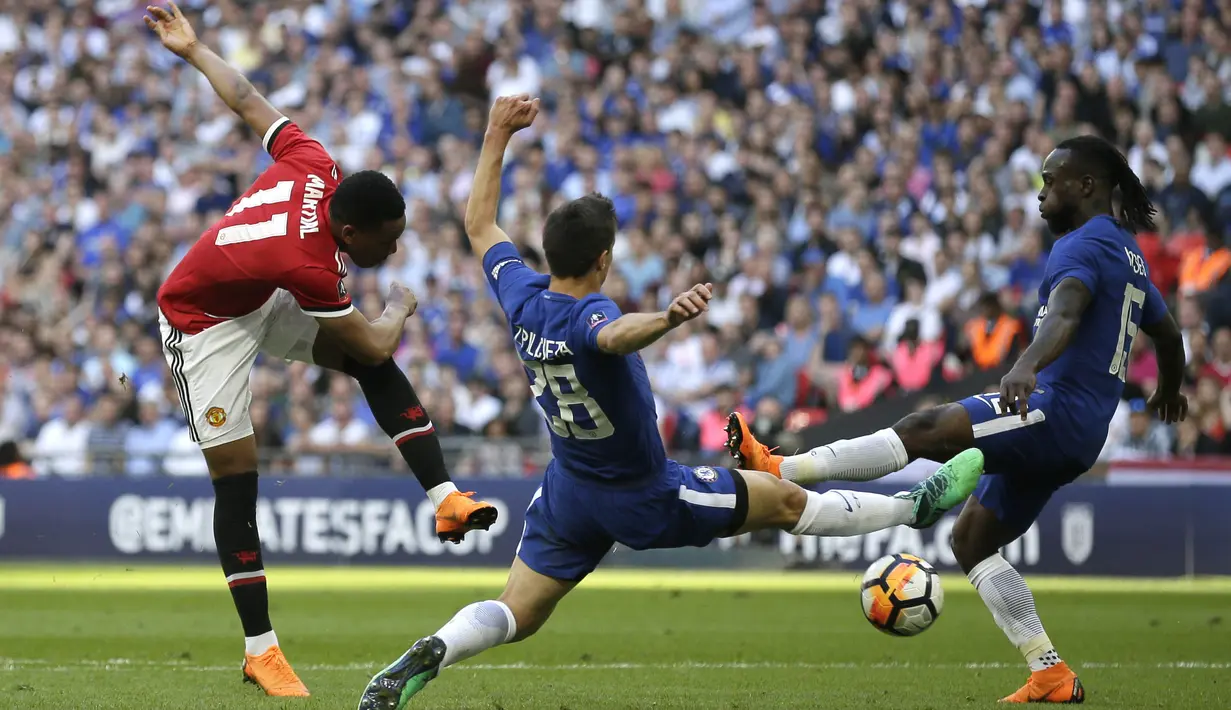 Penyerang Manchester United, Anthony Martial, melepaskan tendangan ke gawang Chelsea pada laga final Piala FA 2017-2018 di Stadion Wembley, Sabtu (19/5/2018). Chelsea menang 1-0 atas Manchester United. (AP/Tim Ireland)