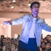 Sosok berdarah Tionghoa dan Minangkabau ini telah lama dikenal di dunia musik tanah air. Vidi dikenal memiliki suara yang unik dan merdu. (Liputan6.com/IG/@vidialdiano)