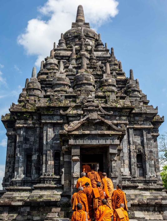 Para biksu Buddha mengunjungi Candi Sewu, bagian dari Kompleks Candi Prambanan yang termasuk dalam Situs Warisan Dunia UNESCO, saat mereka berpartisipasi dalam perjalanan spiritual Indonesia Walk of Peace (IWOP 2026) di Klaten, Jawa Tengah, pada Jumat 29 Mei 2026. Mereka berjalan sejauh 660 kilometer selama 20 hari dari Pulau Bali ke Candi Borobudur di Magelang, Jawa Tengah, untuk merayakan Hari Waisak. (DEVI RAHMAN/AFP)