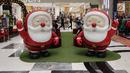 Dua patung Sinterklas menghiasi atrium Lippo Mall Puri, Jakarta, Kamis (29/11). Menyambut libur sekolah dan Natal, Lippo Malls Indonesia menggelar kegiatan dengan tema Holiday Sensation. (Liputan6.com/Fery Pradolo)
